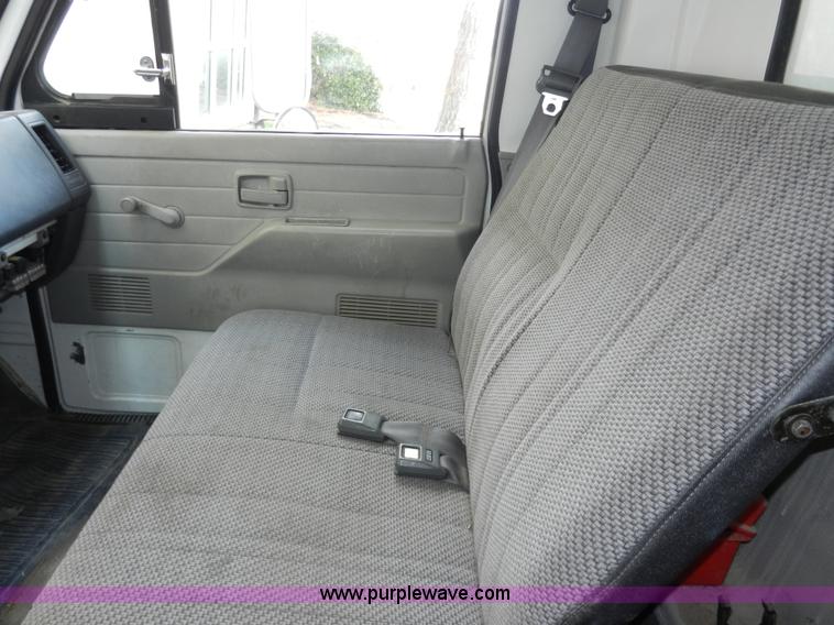 image for item A5005 1994 Isuzu box truck