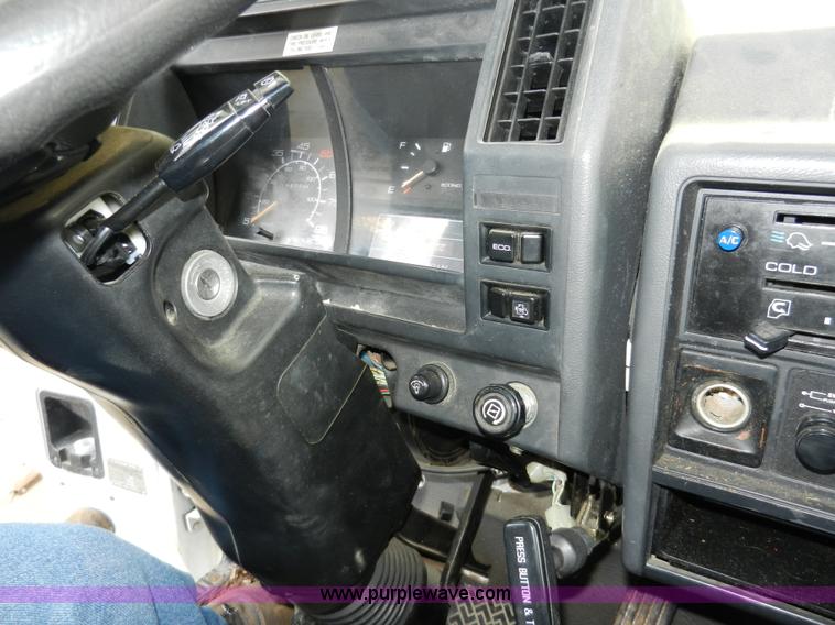 image for item A5005 1994 Isuzu box truck