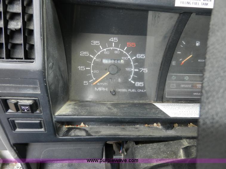 image for item A5005 1994 Isuzu box truck