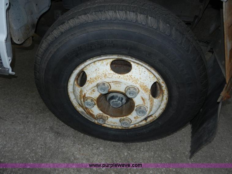 image for item A5005 1994 Isuzu box truck