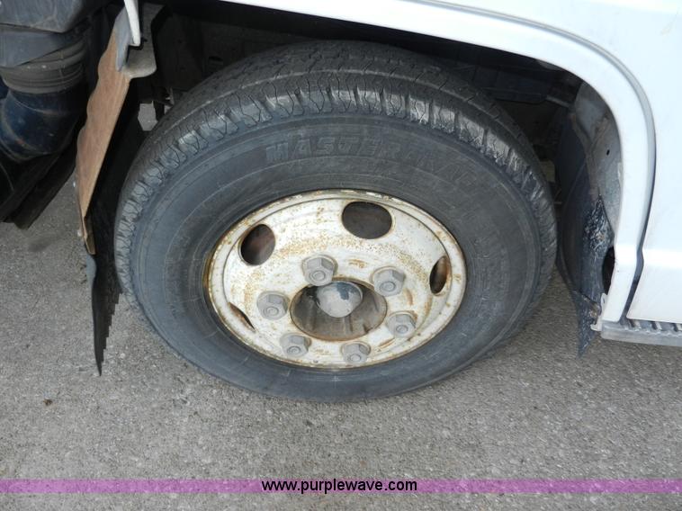 image for item A5005 1994 Isuzu box truck