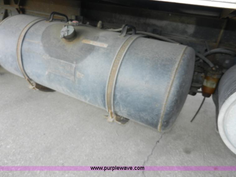 image for item A5005 1994 Isuzu box truck