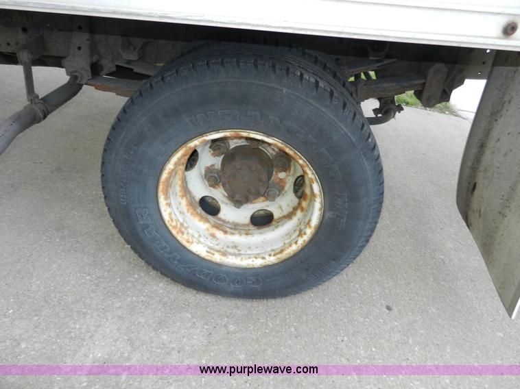 image for item A5005 1994 Isuzu box truck