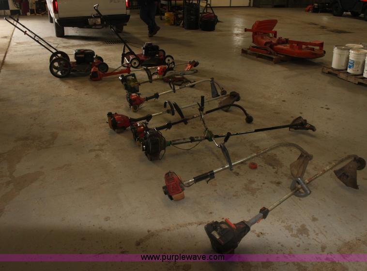 image for item AA9078 Assorted lawn equipment