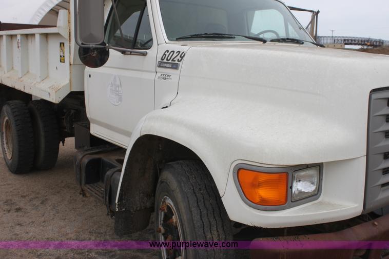 image for item AA9080 1996 Ford F800 dump truck