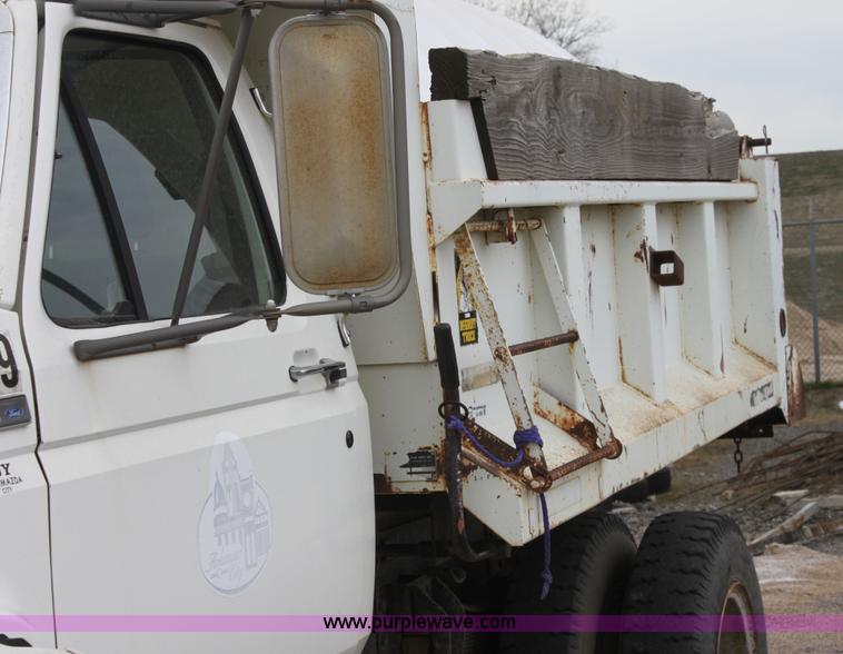 image for item AA9080 1996 Ford F800 dump truck