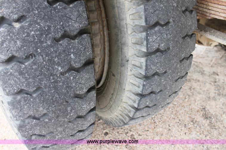 image for item AA9080 1996 Ford F800 dump truck