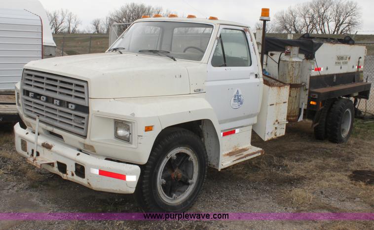 image for item AA9083 1982 Ford F600 pot hole patching truck