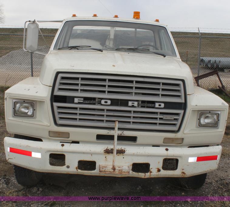 image for item AA9083 1982 Ford F600 pot hole patching truck