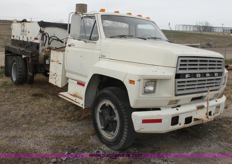 image for item AA9083 1982 Ford F600 pot hole patching truck