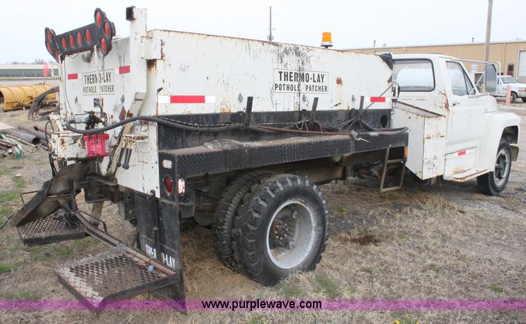 image for item AA9083 1982 Ford F600 pot hole patching truck