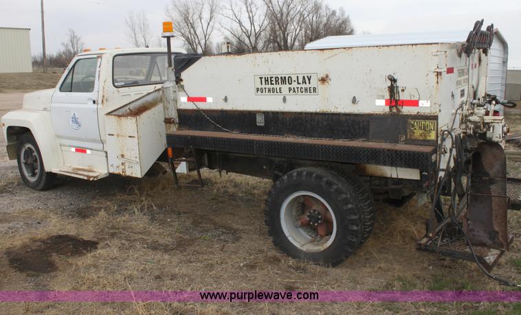 image for item AA9083 1982 Ford F600 pot hole patching truck