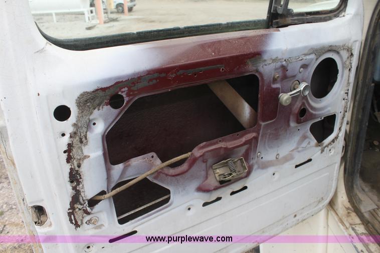 image for item AA9083 1982 Ford F600 pot hole patching truck