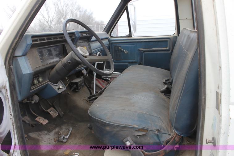 image for item AA9083 1982 Ford F600 pot hole patching truck