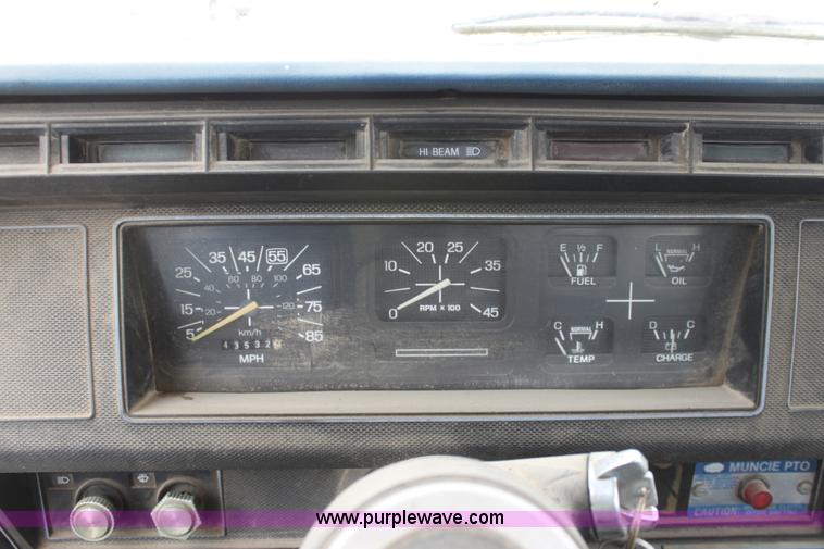 image for item AA9083 1982 Ford F600 pot hole patching truck