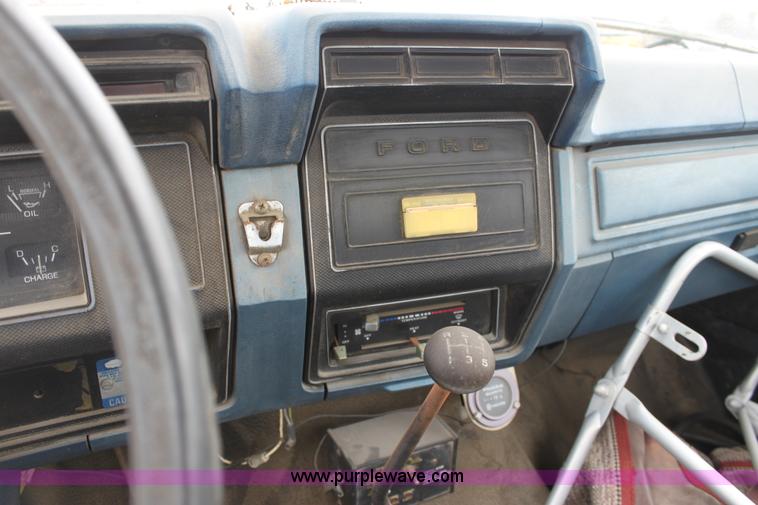 image for item AA9083 1982 Ford F600 pot hole patching truck