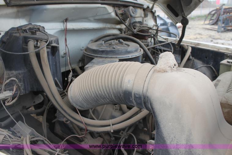 image for item AA9083 1982 Ford F600 pot hole patching truck