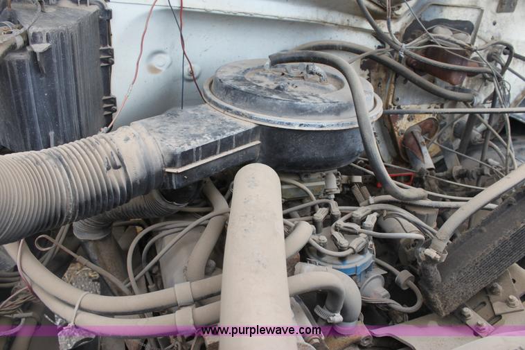 image for item AA9083 1982 Ford F600 pot hole patching truck