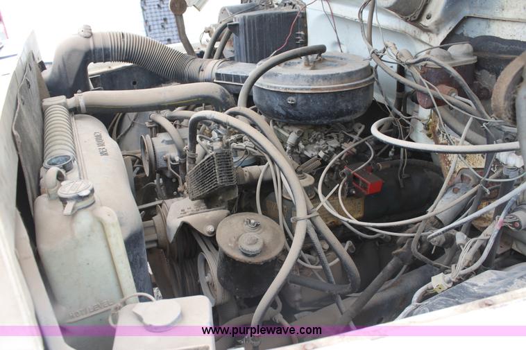 image for item AA9083 1982 Ford F600 pot hole patching truck