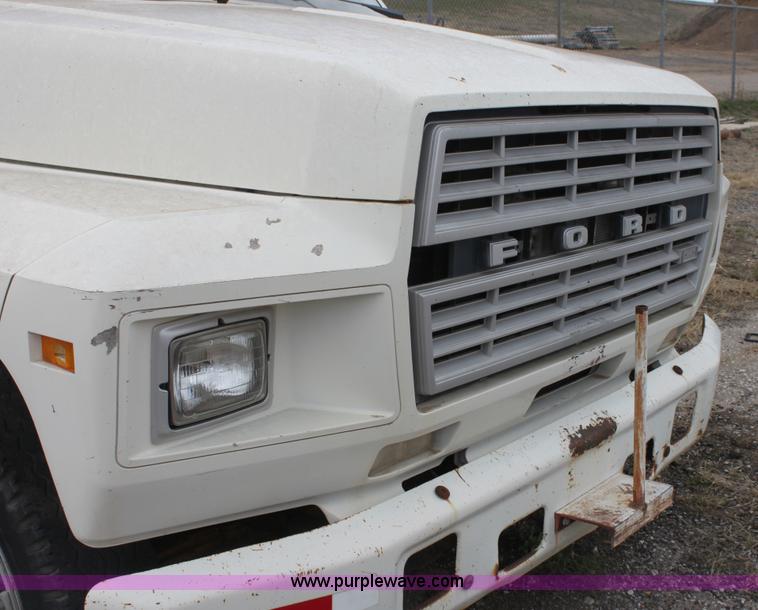 image for item AA9083 1982 Ford F600 pot hole patching truck