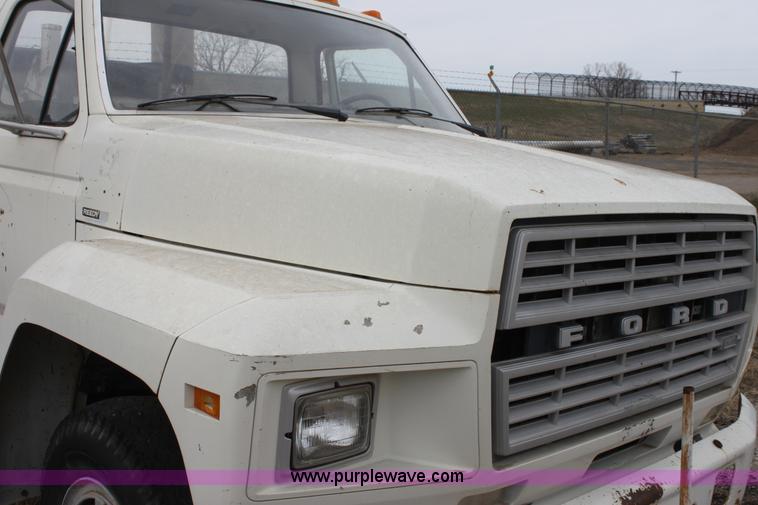 image for item AA9083 1982 Ford F600 pot hole patching truck