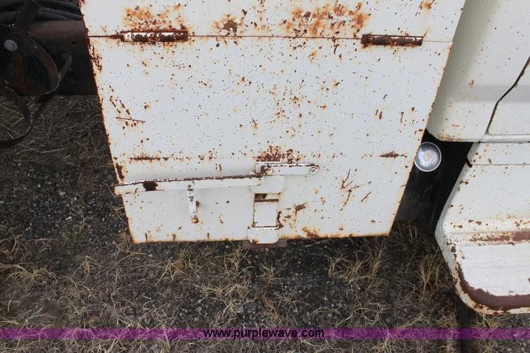 image for item AA9083 1982 Ford F600 pot hole patching truck