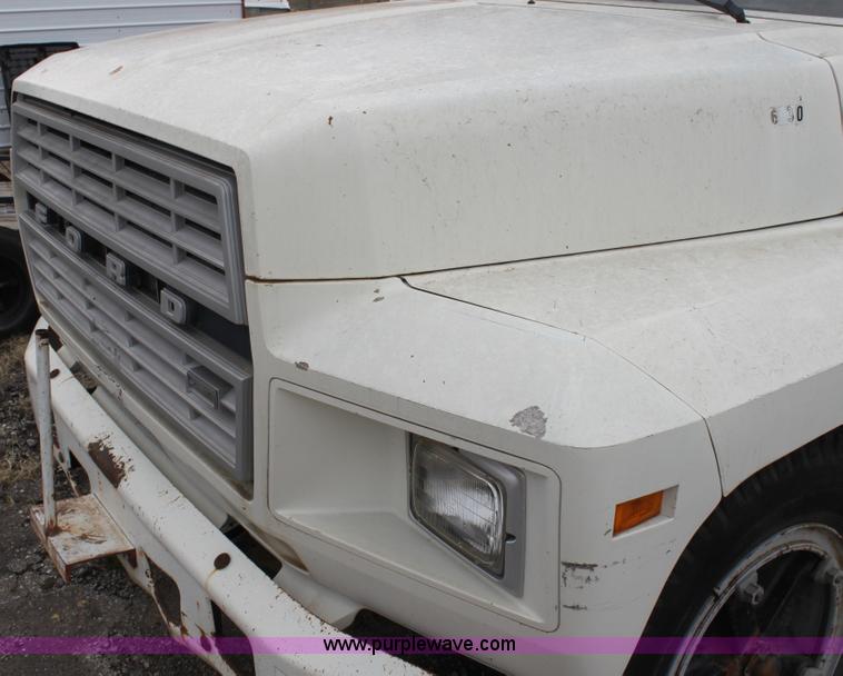 image for item AA9083 1982 Ford F600 pot hole patching truck