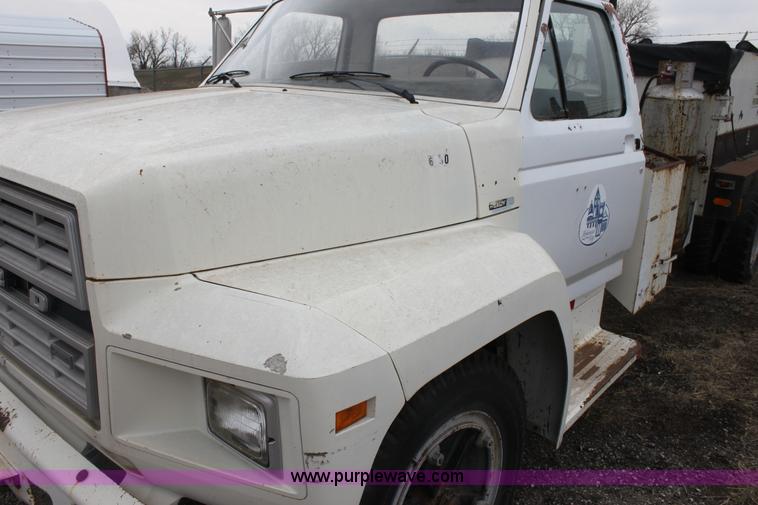 image for item AA9083 1982 Ford F600 pot hole patching truck