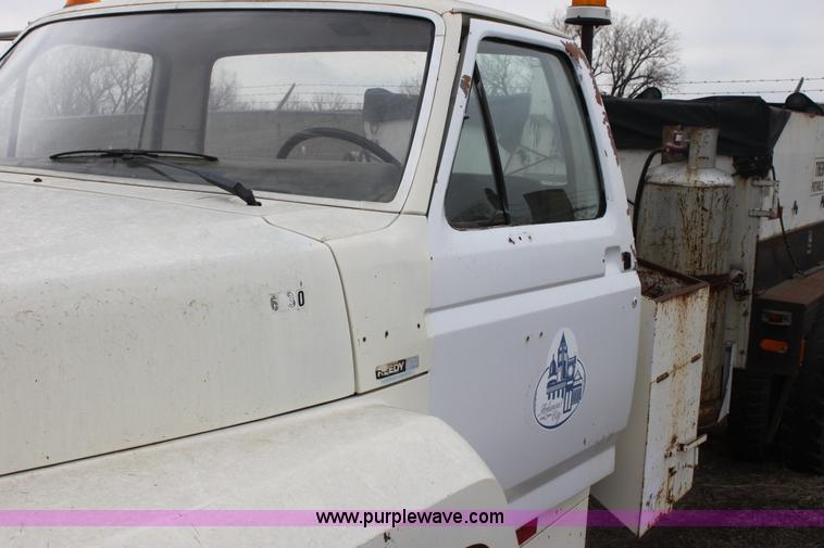image for item AA9083 1982 Ford F600 pot hole patching truck