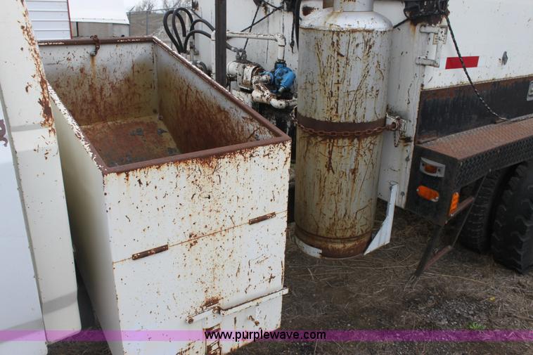 image for item AA9083 1982 Ford F600 pot hole patching truck