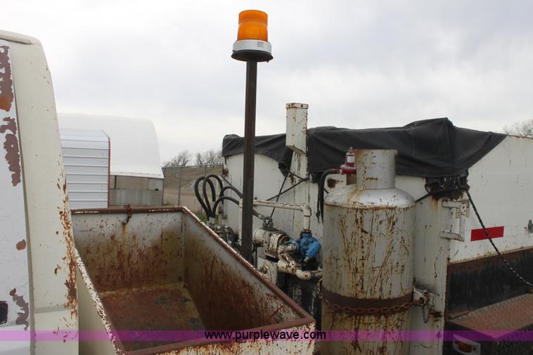 image for item AA9083 1982 Ford F600 pot hole patching truck