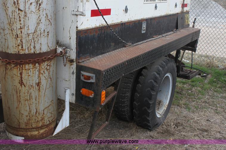 image for item AA9083 1982 Ford F600 pot hole patching truck