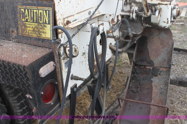 image for item AA9083 1982 Ford F600 pot hole patching truck