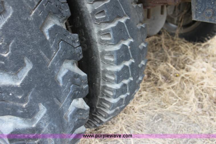 image for item AA9083 1982 Ford F600 pot hole patching truck