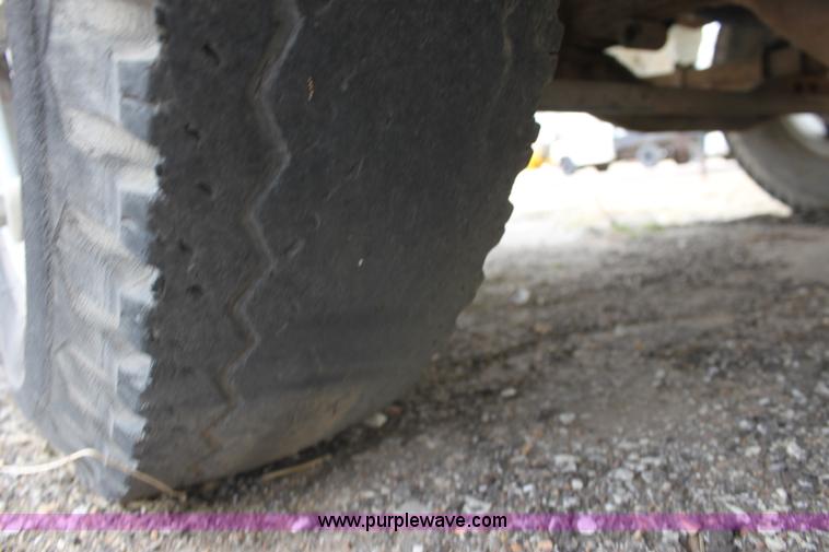 image for item AA9083 1982 Ford F600 pot hole patching truck