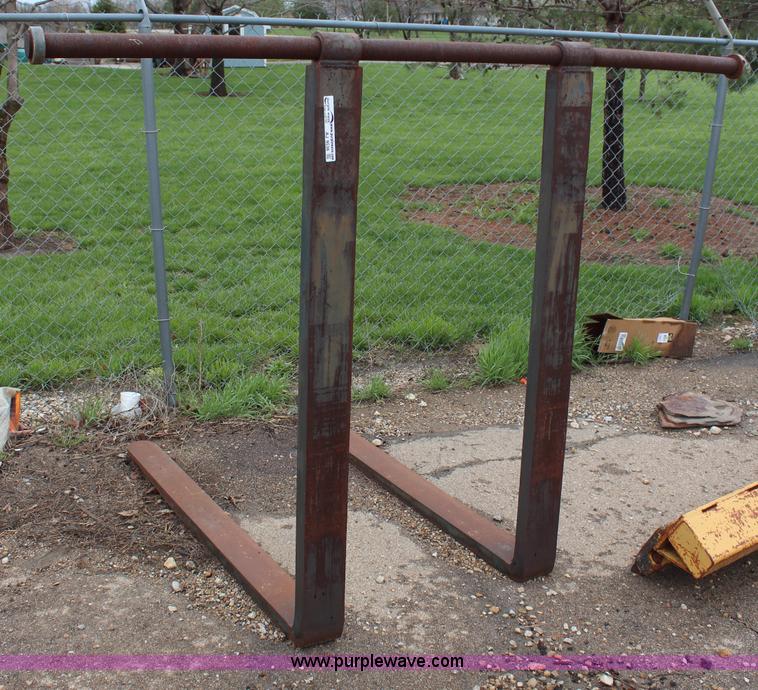 image for item AJ9536 Loader pallet forks