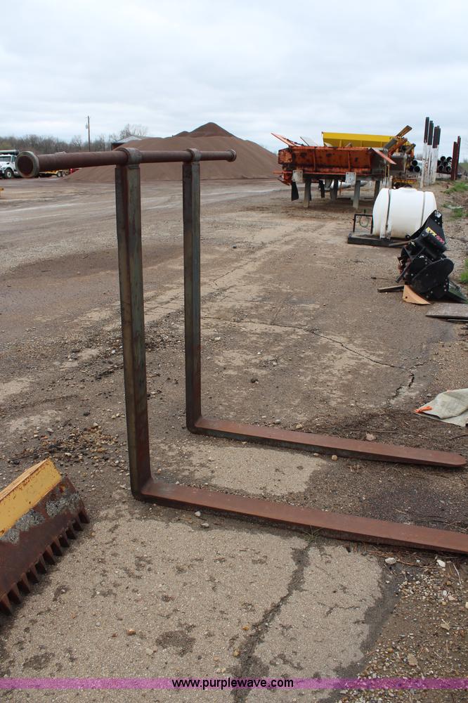 image for item AJ9536 Loader pallet forks