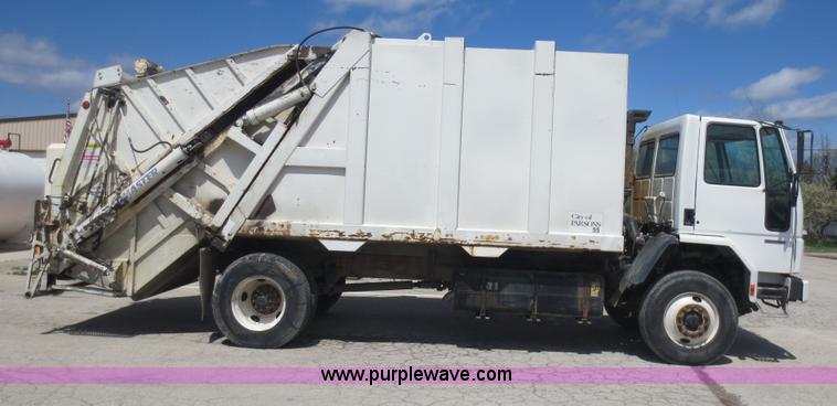 image for item D5818 1999 Sterling Atera Cargo refuse truck