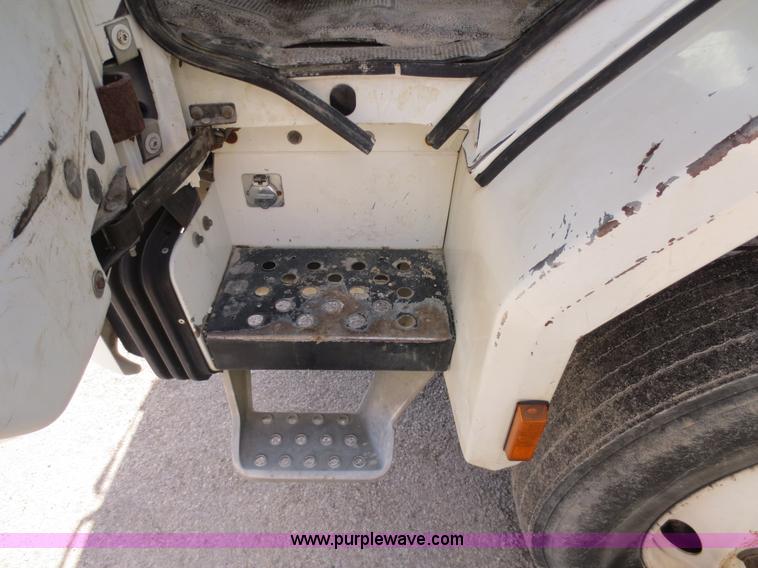 image for item D5818 1999 Sterling Atera Cargo refuse truck