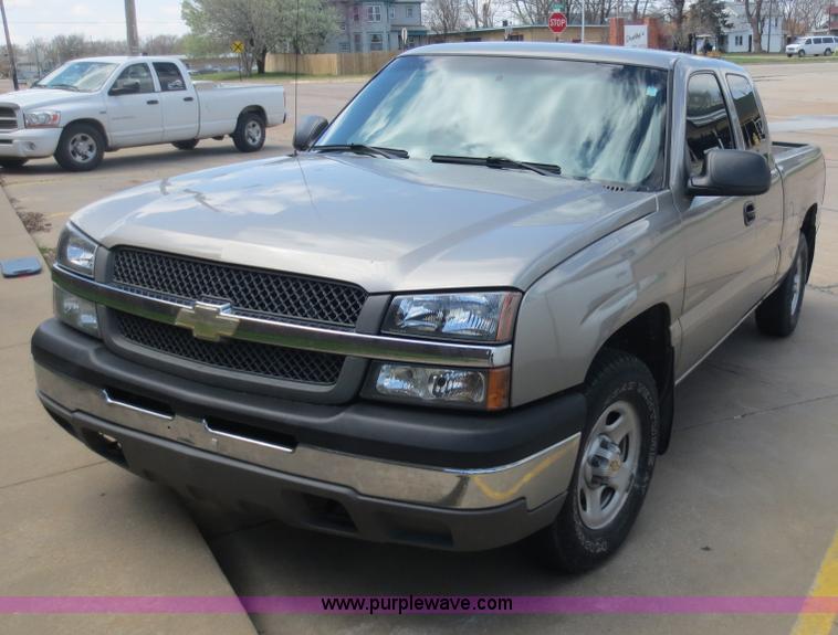 image for item D5820 2003 Chevrolet Silverado 1500 pickup truck