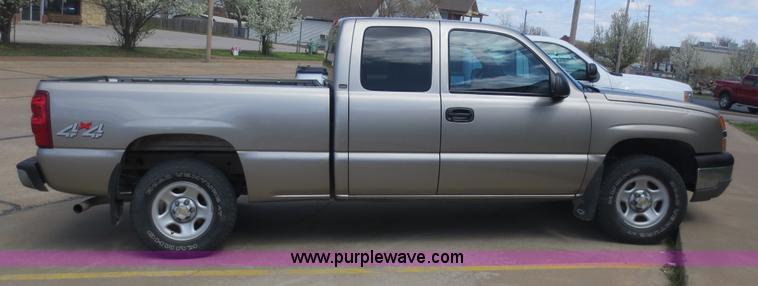 image for item D5820 2003 Chevrolet Silverado 1500 pickup truck