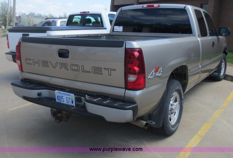image for item D5820 2003 Chevrolet Silverado 1500 pickup truck