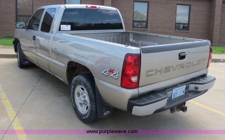image for item D5820 2003 Chevrolet Silverado 1500 pickup truck
