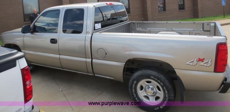image for item D5820 2003 Chevrolet Silverado 1500 pickup truck