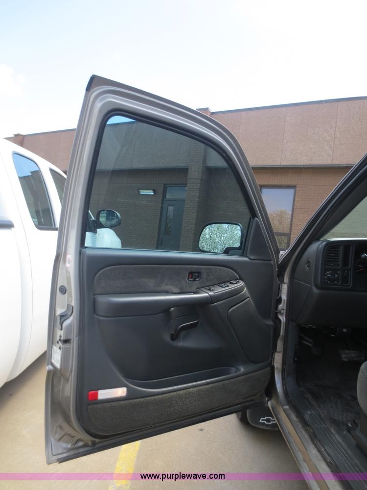 image for item D5820 2003 Chevrolet Silverado 1500 pickup truck