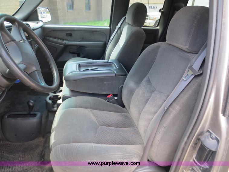 image for item D5820 2003 Chevrolet Silverado 1500 pickup truck