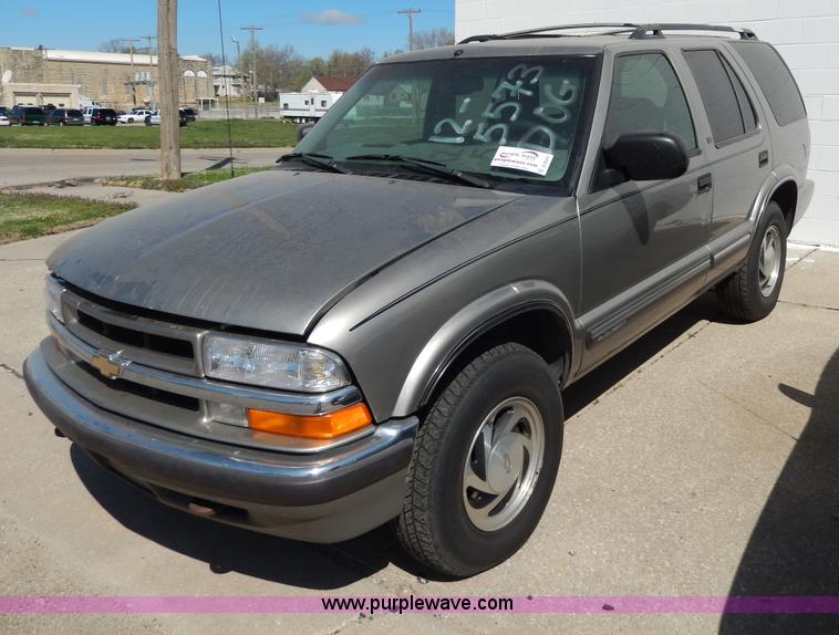 image for item D8043 2000 Chevrolet Blazer LT SUV