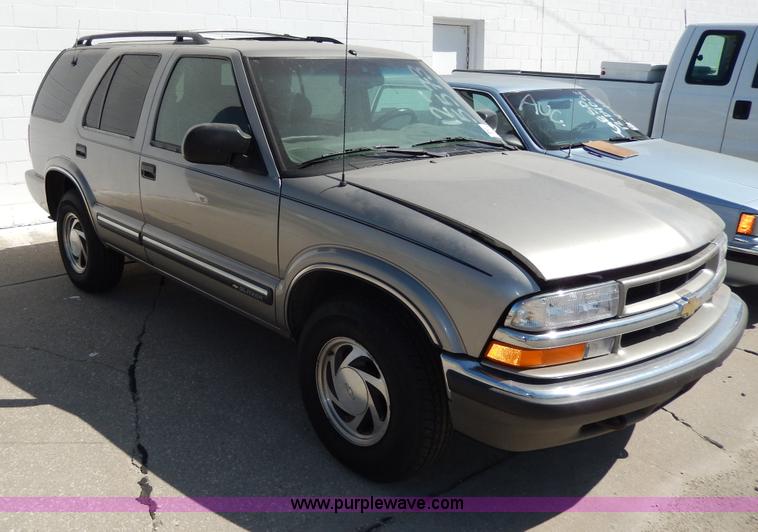 image for item D8043 2000 Chevrolet Blazer LT SUV