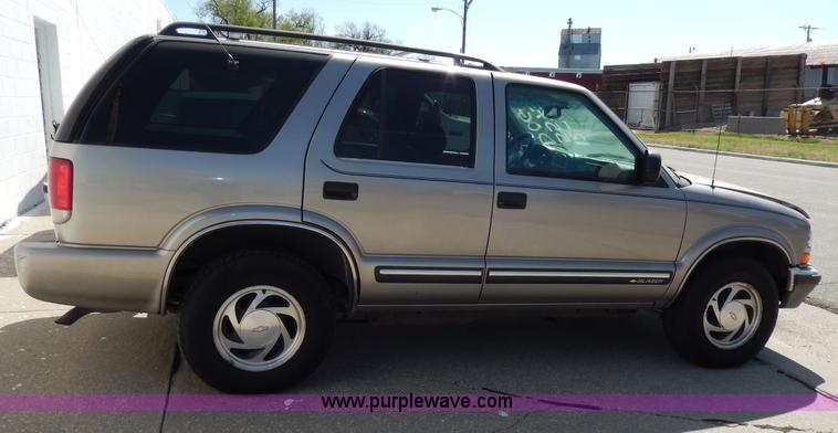 image for item D8043 2000 Chevrolet Blazer LT SUV