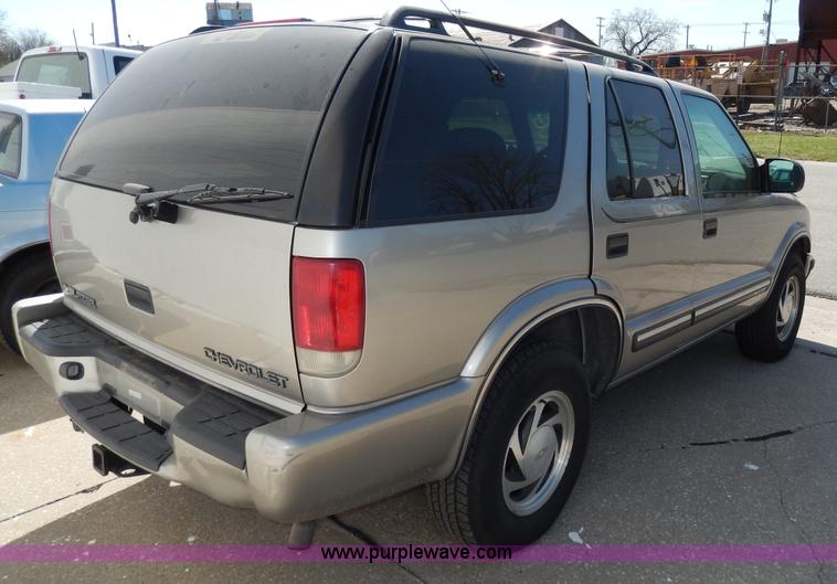 image for item D8043 2000 Chevrolet Blazer LT SUV